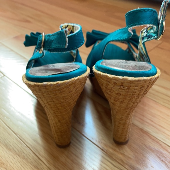 NEW emerald green open toe wedges - Picture 4 of 11